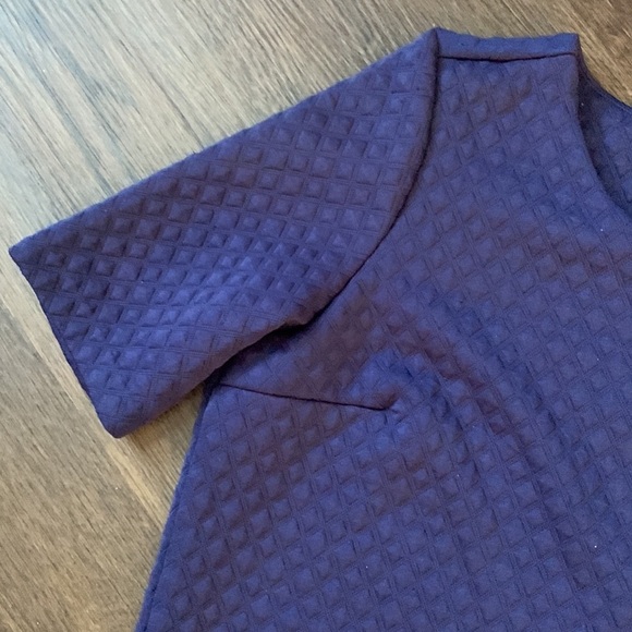 Gianni Bini Navy quilted cropped elbow sleeve top size medium - Picture 2 of 4